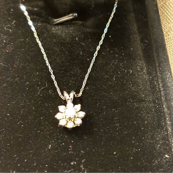 Jewelry - Elegant White gold Diamond flower pendant and 10kt white gold Necklace